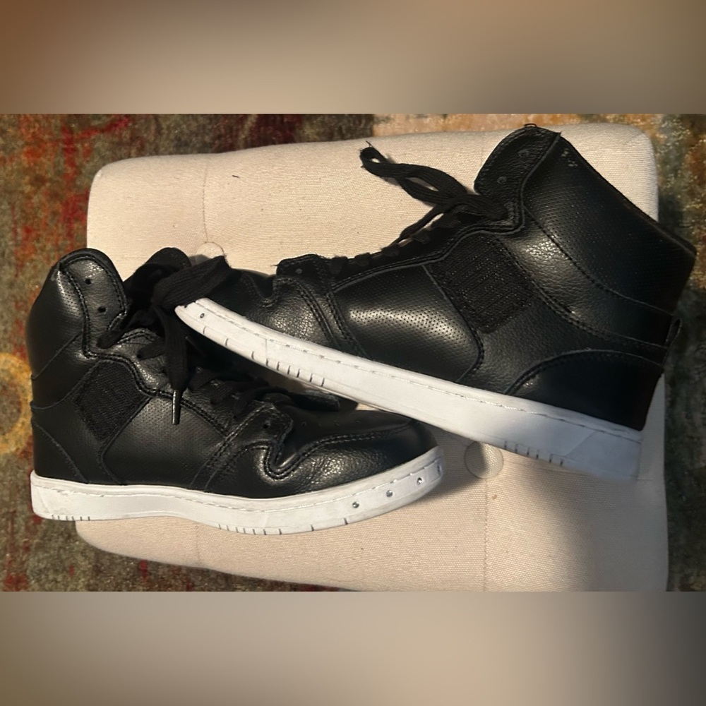 Black 7.5 Pastry sneakers